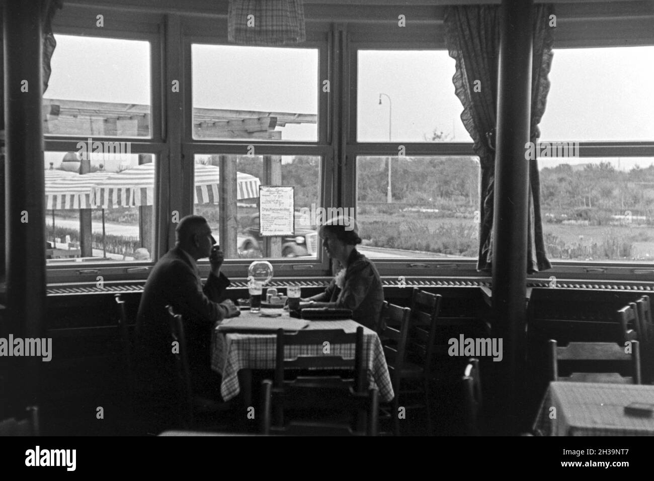 Ein Paar im Restaurant von Reichsautobahngaststätte, 1930er Jahre Deutschland. Un couple au restaurant d'un autoroute Reichsautobahn roadhouse, Allemagne 1930. Banque D'Images