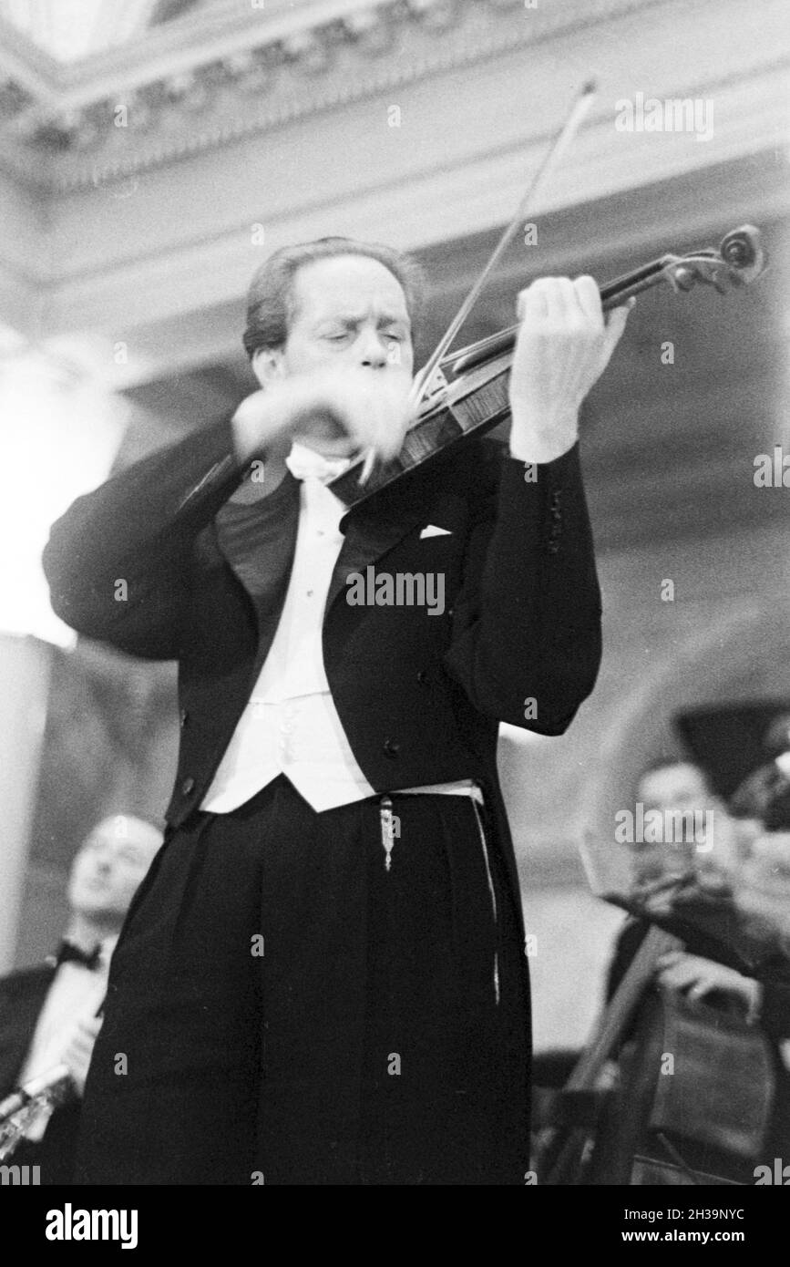 Orchesterleiter violoniste und der Barnabas von einem Konzert bei Geczy, Deutschland 1930 er Jahre. Violoniste et chef d'orchestre Barnabas von Geczy effectuant, Allemagne 1930. Banque D'Images