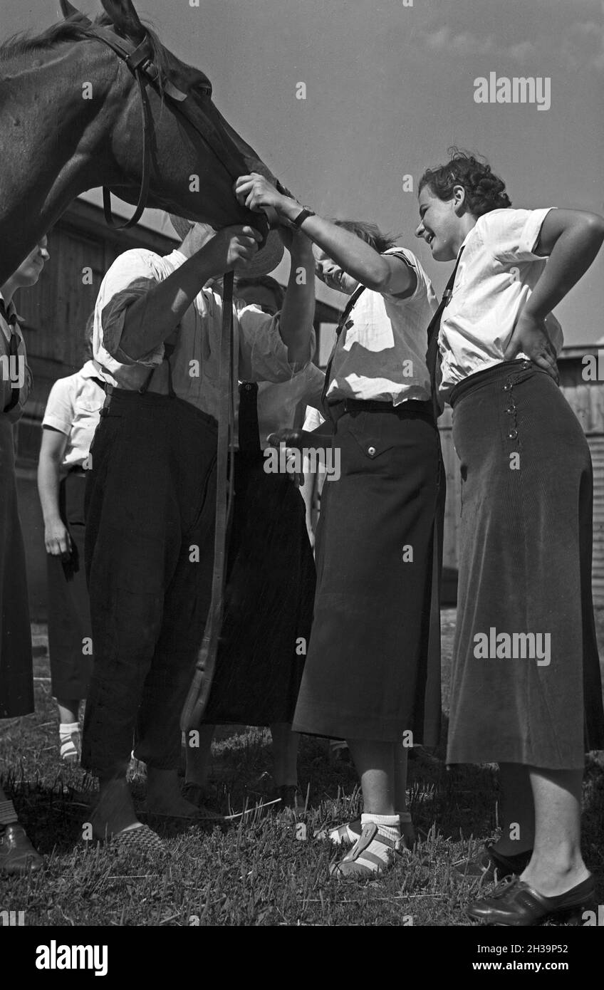 Mitglieder der NS-Frauenschaft zu Gast auf einem Bauernhof, Deutschland 1930er Jahre.Quelques membres de l'organisation des femmes nazies visitant une ferme, Allemagne des années 1930. Banque D'Images