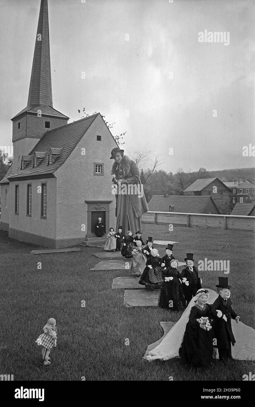 AUS lumpen werden Puppen hergestellt, die in einer Puppenstadt als Freilichtmuseum gezeigt werden, Deutschland 1930er Jahre.Des poupées en chiffons sont exposées dans une exposition en plein air, Allemagne des années 1930. Banque D'Images