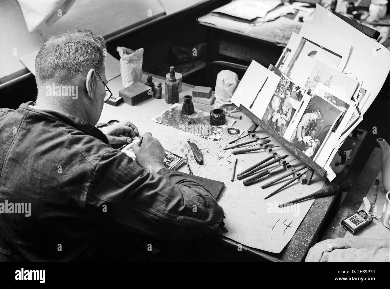 Berufsbilder dans einer Druckerei.Hier der Chemigraph, Deutschland 1930er Jahre.Professions dans un bureau d'impression.Ici le chimigraphe, Allemagne des années 1930. Banque D'Images