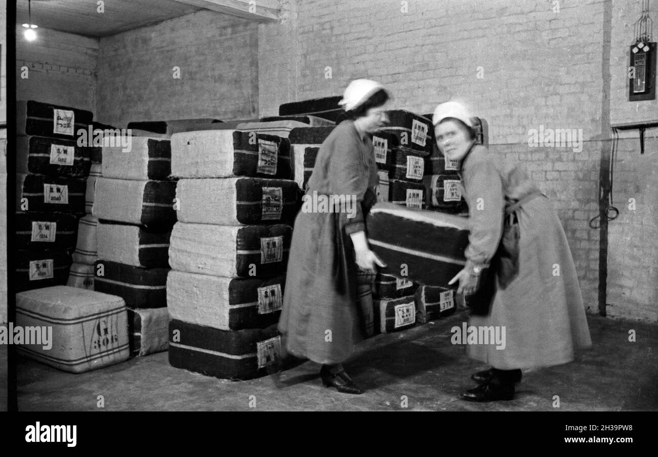 Zwei Mitarbeiterinnen im Tabaklager der Zigarettenfabrik Kyriazi dans Hamburg, Deutschland 1930 er Jahre. Deux femmes membres du personnel de l'industrie du tabac du silo Kyriazi usine de cigarettes à Hambourg, Allemagne 1930. Banque D'Images