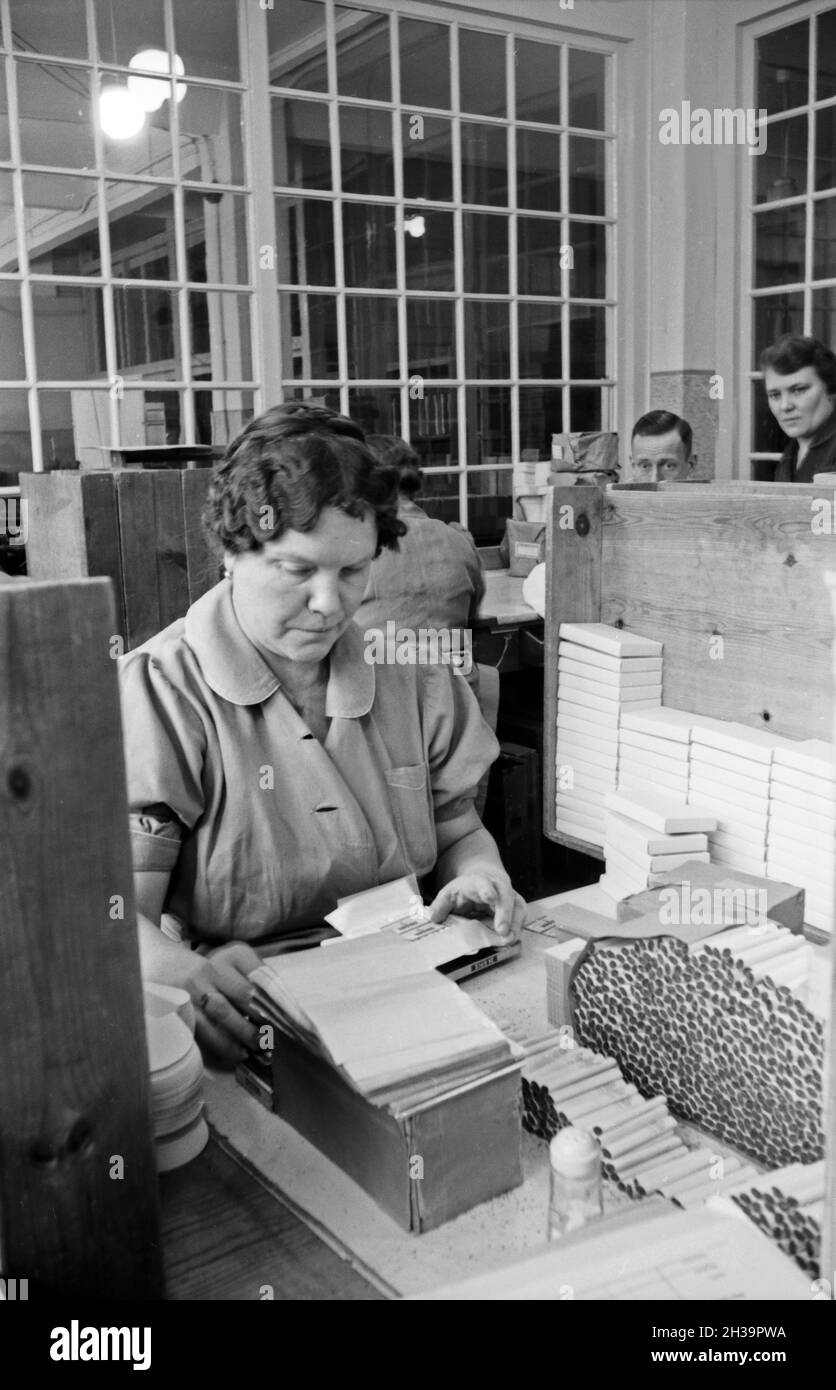 Eine/packt fertig produzierte der Zigaretten Zigarettenmarke Zigarettenschachteln dans Astra dans der Zigarettenfabrik Kyriazi dans Hamburg, Deutschland 1930 er Jahre. Membre du personnel de sexe féminin l'emballage les paquets de cigarettes à l'usine de cigarettes Kyriazi à Hambourg, Allemagne 1930. Banque D'Images