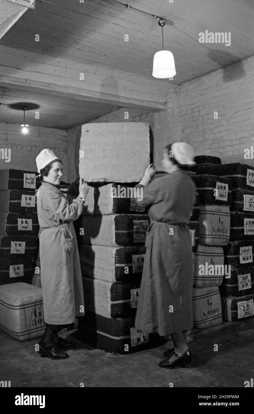 Zwei Mitarbeiterinnen im Tabaklager der Zigarettenfabrik Kyriazi dans Hamburg, Deutschland 1930 er Jahre. Deux femmes membres du personnel de l'industrie du tabac du silo Kyriazi usine de cigarettes à Hambourg, Allemagne 1930. Banque D'Images