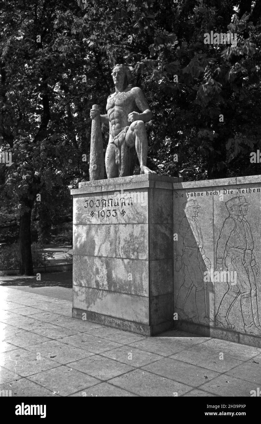 Spaziergang urch Cottbus, hier Denkmal zum 30.Januar 1933, Deutschland 1930er Jahre.En vous promenant dans la ville de Cottbus, Allemagne des années 1930. Banque D'Images