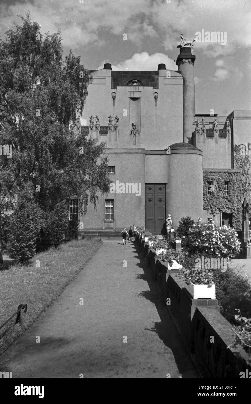 Spaziergang urch Cottbus, hier das Stadttheater, Deutschland 1930er Jahre.En vous promenant dans la ville de Cottbus, ici au théâtre local, Allemagne des années 1930. Banque D'Images