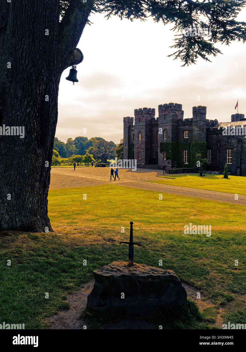 Épée dans la pierre, cloche dans l'arbre, Palais de Scone, Scone, Perth, Perth et Kinross,Écosse, Royaume-Uni, GB. Banque D'Images