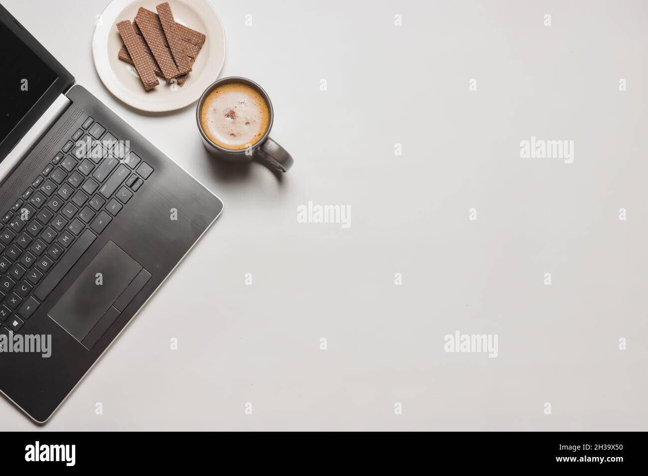 plat, café, galette et ordinateur portable Banque D'Images
