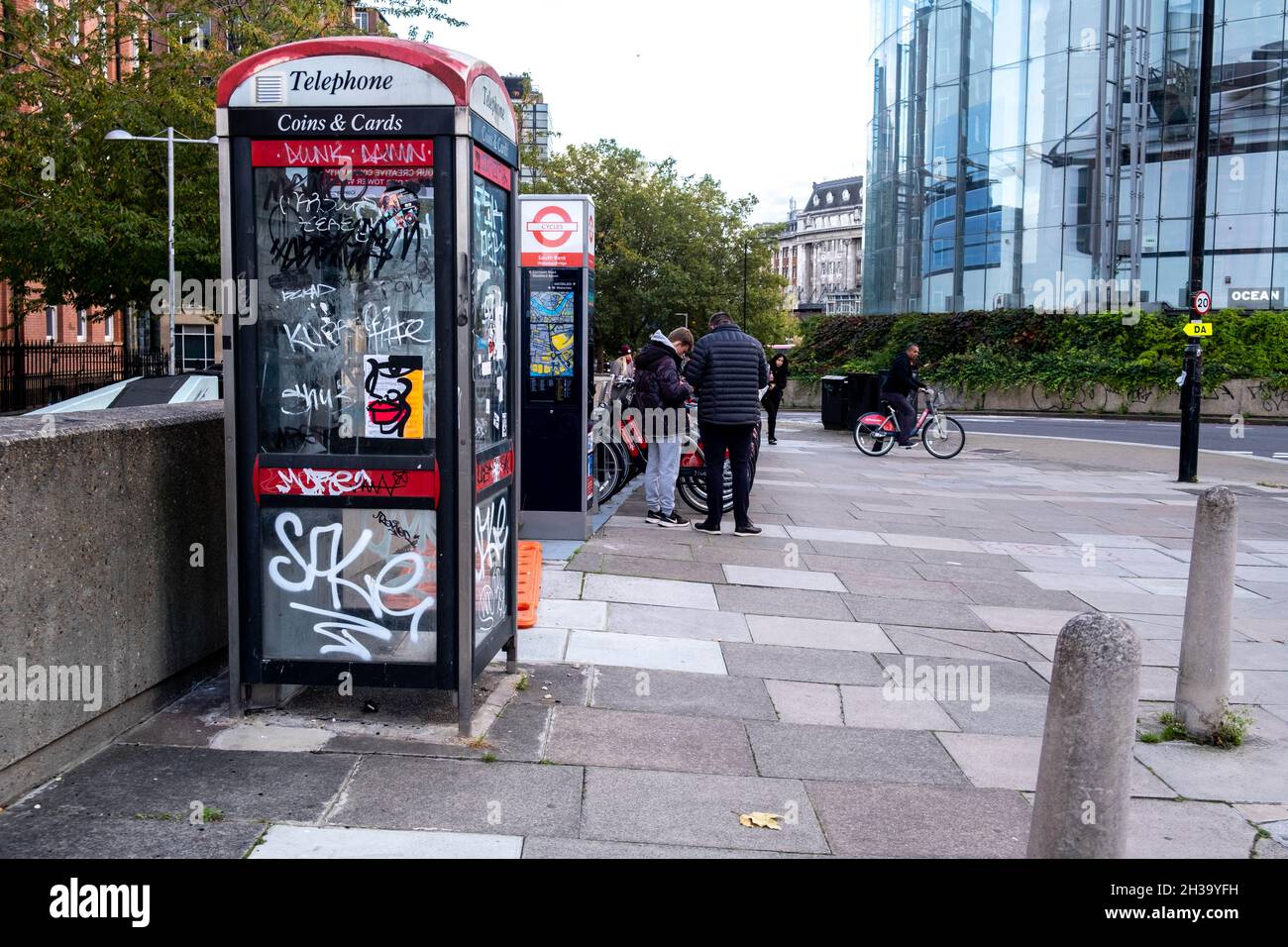 La boîte d'appel téléphonique publique a été vandalisée avec Street Art Graffiti dans le centre de Waterloo à Londres Banque D'Images