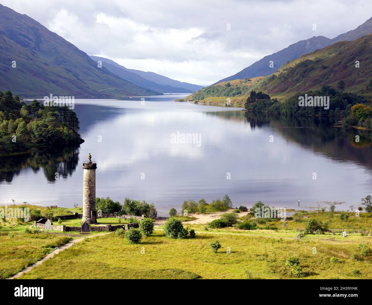 Glenfinnan Monument et Loch Shiel.Highlands, Écosse.Le Glenfinnan Monument est un hommage frappant à ceux qui ont combattu dans les risings jacobites. Banque D'Images