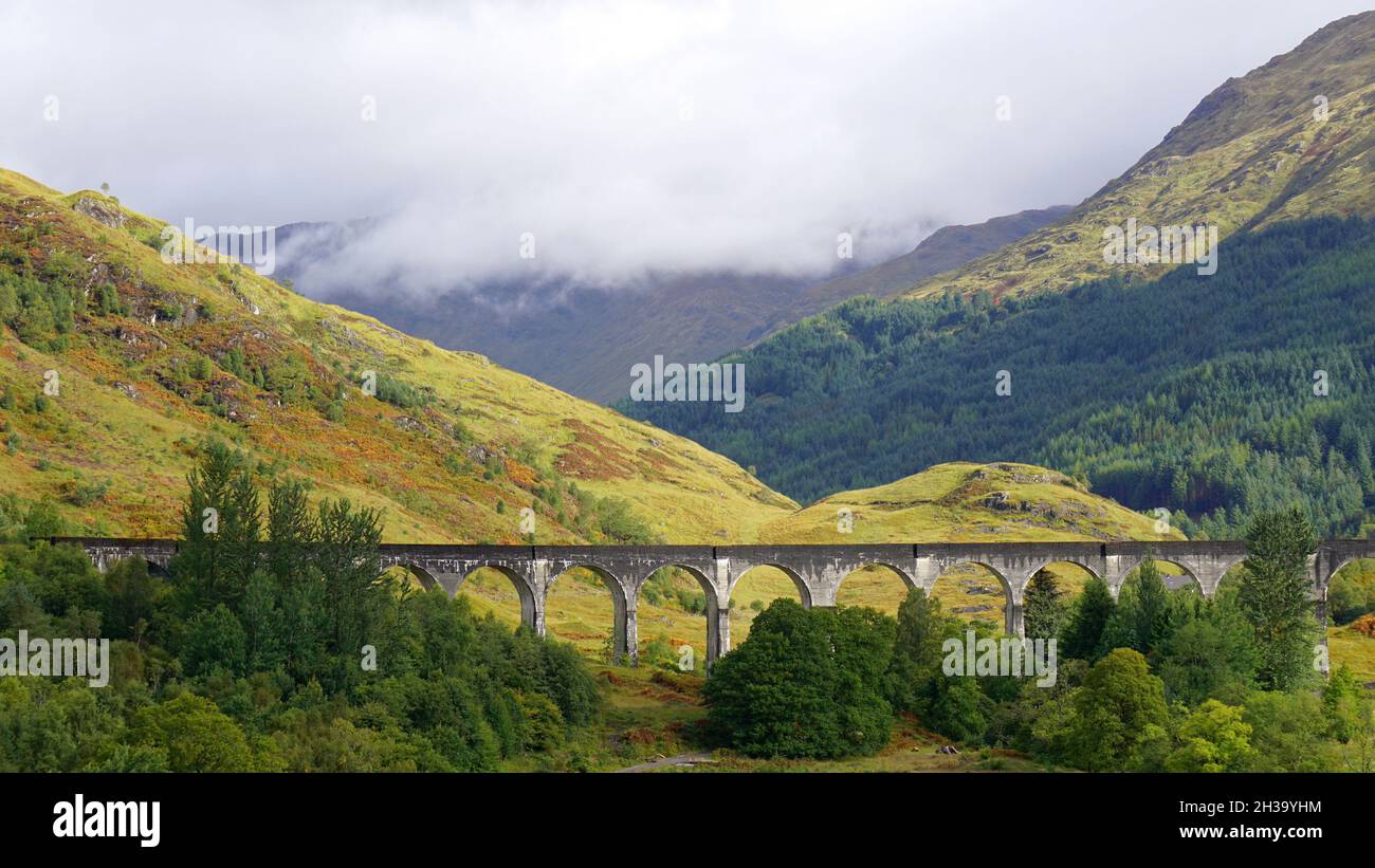 Vue panoramique sur Glenfinann Viaduct, Highlands écossais Banque D'Images