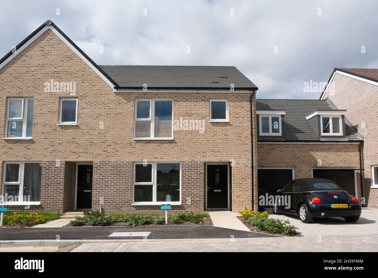 Occupe de nouvelles maisons à Joseph Lancaster Lane, le nouveau développement dans le nord de Chichester, West Sussex, Angleterre, Royaume-Uni. Banque D'Images
