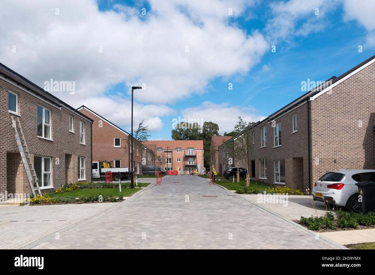 Occupe de nouvelles maisons à Joseph Lancaster Lane, le nouveau développement dans le nord de Chichester, West Sussex, Angleterre, Royaume-Uni. Banque D'Images