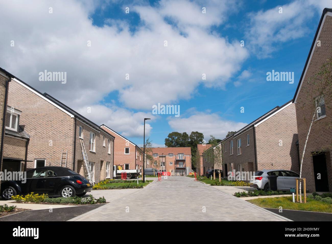 Occupe de nouvelles maisons à Joseph Lancaster Lane, le nouveau développement dans le nord de Chichester, West Sussex, Angleterre, Royaume-Uni. Banque D'Images
