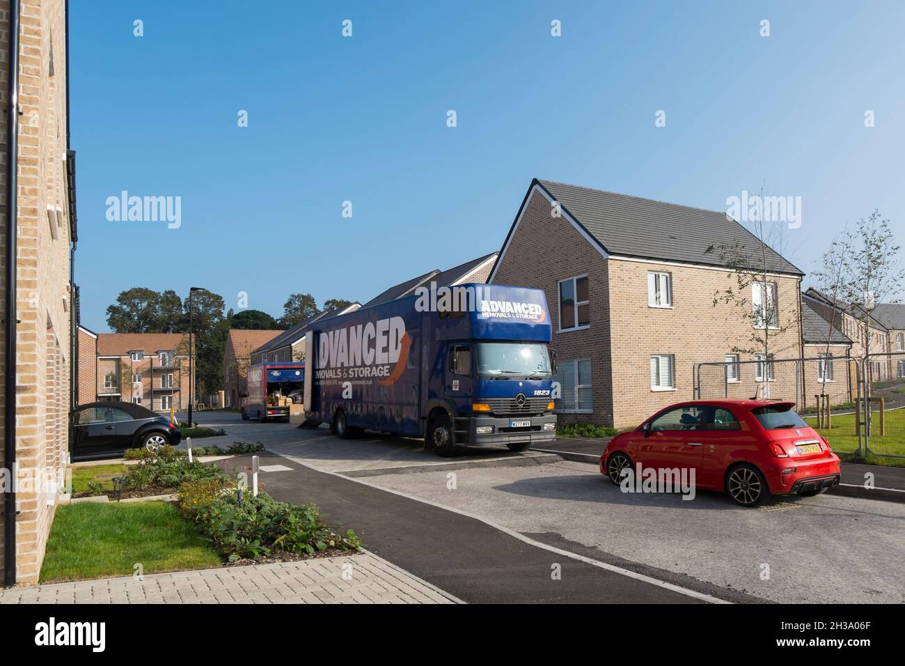Nouveaux résidents déménageur à Keepers Green, le nouveau développement dans le nord de Chichester, West Sussex, Angleterre, Royaume-Uni. Banque D'Images
