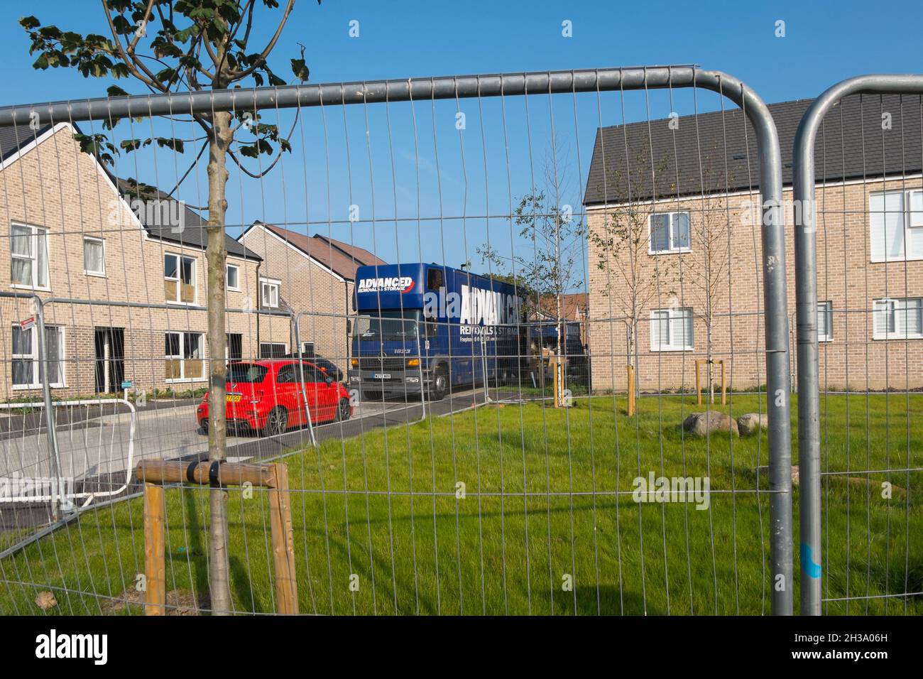 Nouveaux résidents déménageur à Keepers Green, le nouveau développement dans le nord de Chichester, West Sussex, Angleterre, Royaume-Uni. Banque D'Images