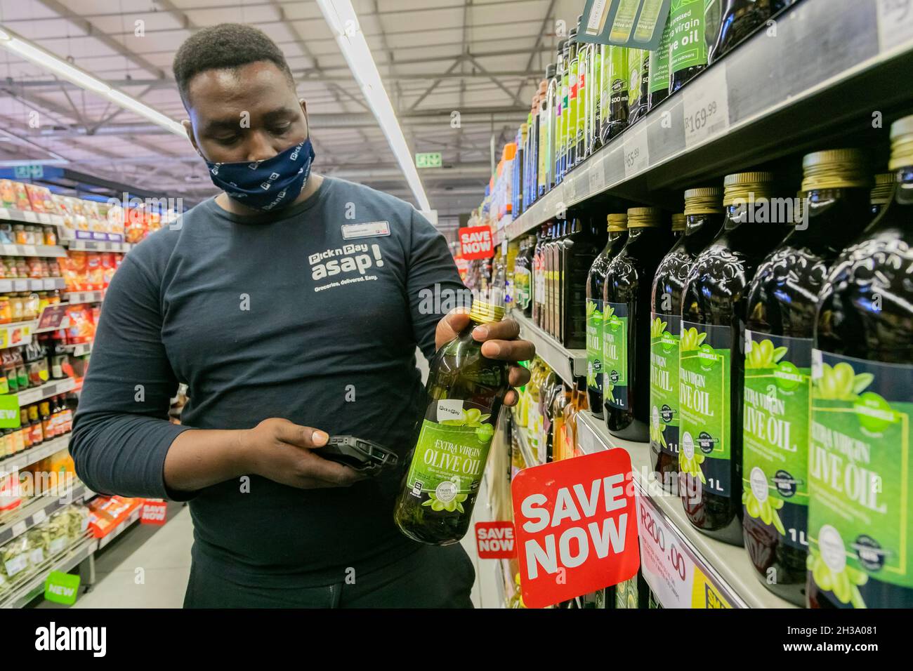 Cape Town, Afrique du Sud - 9 septembre 2021 : un membre du personnel cueille des produits à partir de l'étagère pour un service de livraison express à domicile Banque D'Images