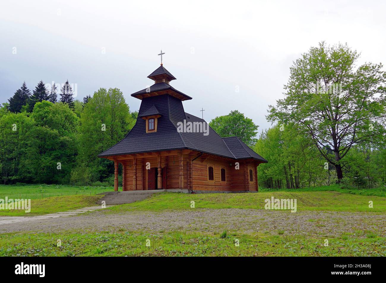 Petite église en bois dans le village de Muczne, montagnes de Bieszczady, Pologne Banque D'Images