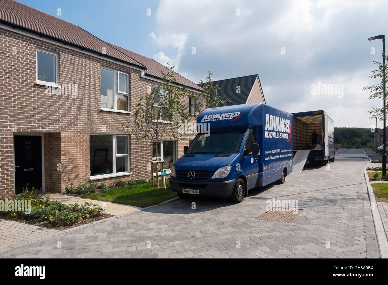 Nouveaux résidents déménageur à Keepers Green, le nouveau développement dans le nord de Chichester, West Sussex, Angleterre, Royaume-Uni. Banque D'Images
