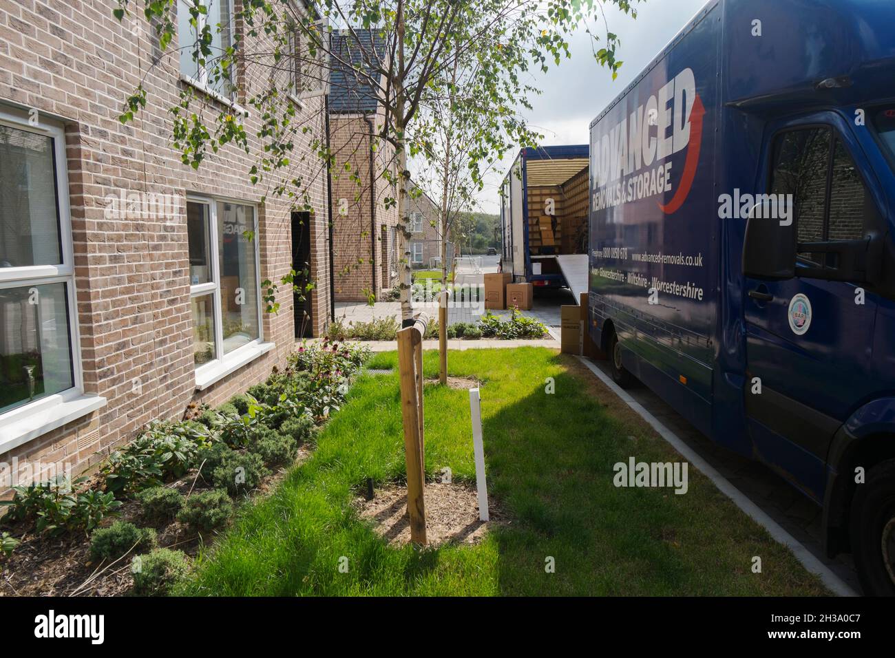 Nouveaux résidents déménageur à Keepers Green, le nouveau développement dans le nord de Chichester, West Sussex, Angleterre, Royaume-Uni. Banque D'Images