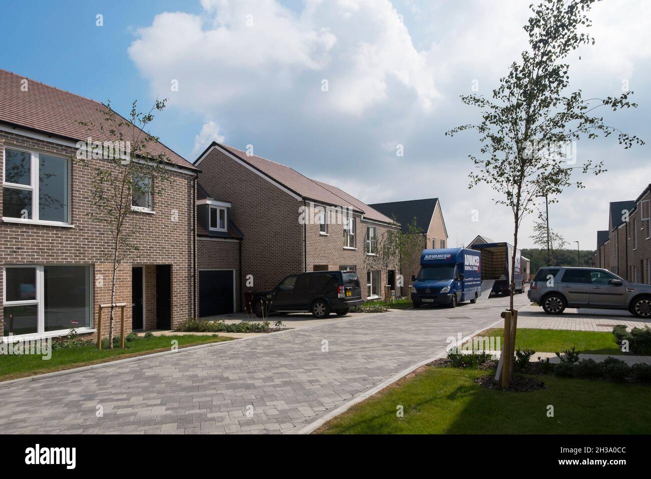 Nouveaux résidents déménageur à Keepers Green, le nouveau développement dans le nord de Chichester, West Sussex, Angleterre, Royaume-Uni. Banque D'Images