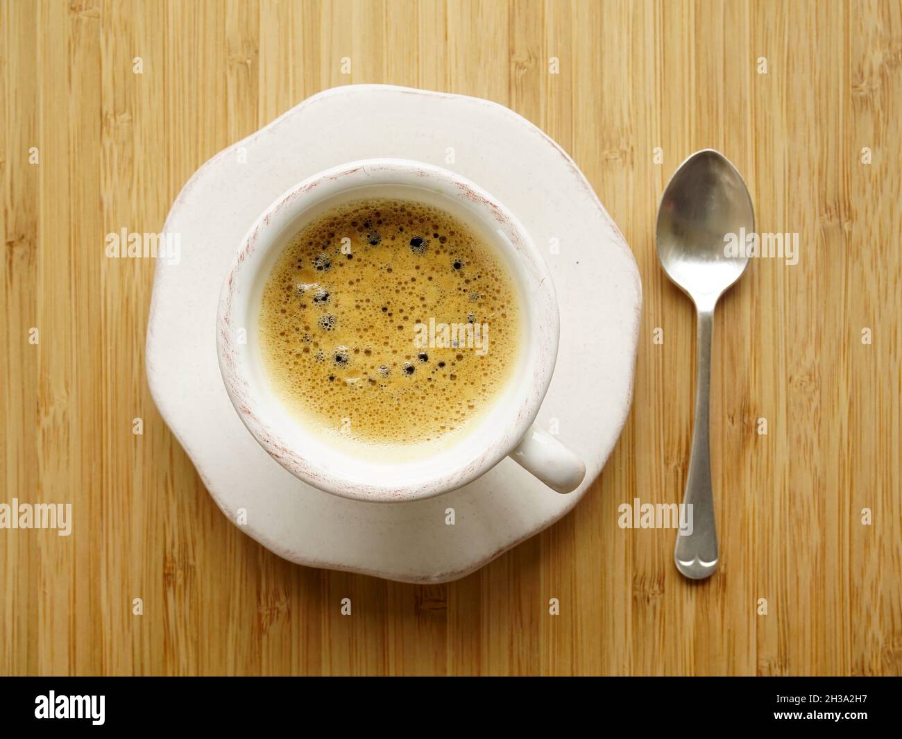 Café expresso, vue de dessus, table en bois, cuillère à café en argent Banque D'Images