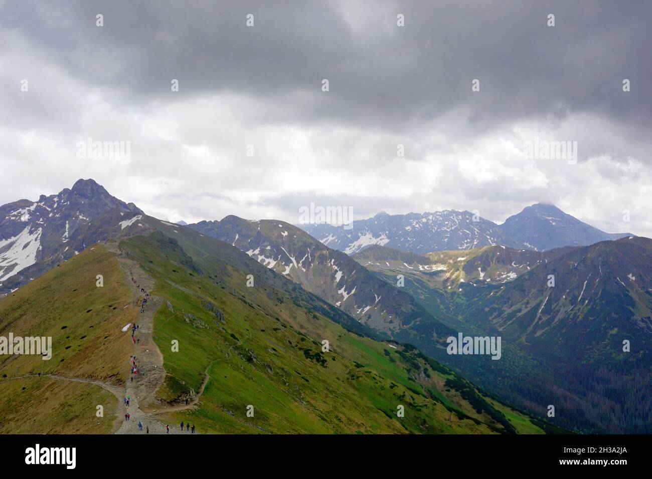 Montagnes Tatra, Pologne.Vue de Kasprowy Wierch à Swinica Mount, les touristes sur le sentier Banque D'Images