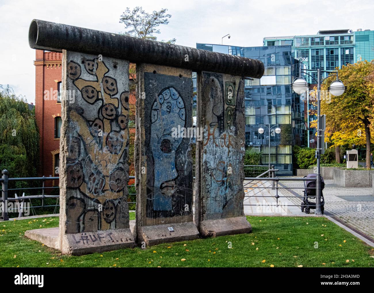 Berlin, Mitte,Moabit.Section de mur de Berlin sur la rue du Souvenir à côté de la rivière Spree. Le Strasse der Erinnerung Banque D'Images