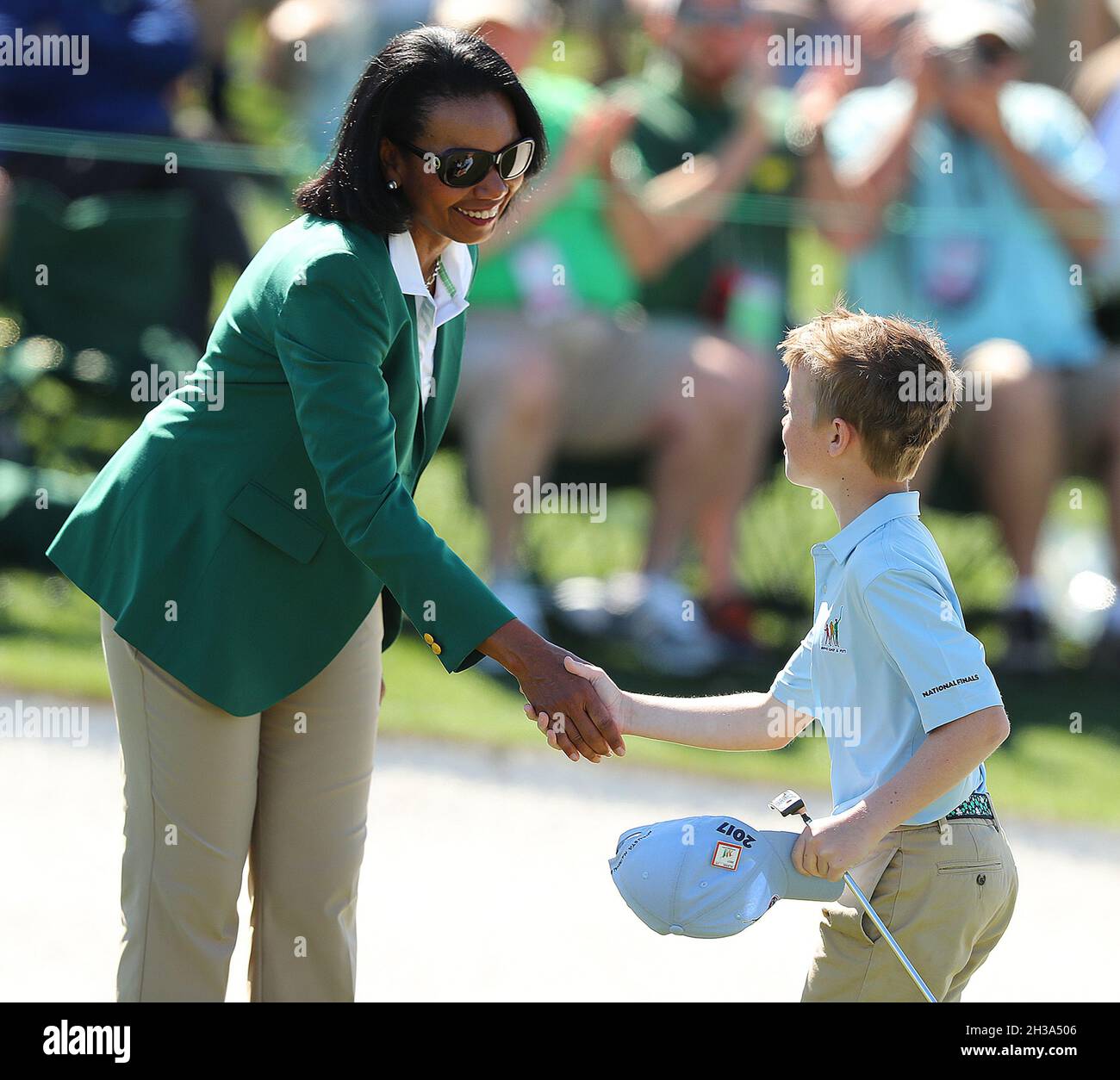 Augusta, États-Unis.02 avril 2017.Carter Kontur de Lawrenceville, en Géorgie, reçoit une poignée de main de l'ancienne secrétaire d'État Condoleezza Rice après avoir mis sur le 18e vert lors des finales nationales Drive, Chip & Putt le dimanche 2 avril 2017 au club de golf national d'Augusta, en Géorgie.(Photo de Curtis Compton/Atlanta Journal-Constitution/TNS/Sipa USA) crédit: SIPA USA/Alay Live News Banque D'Images