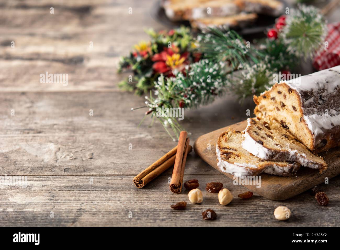 Noël allemand traditionnel avec fruits et noix sur une table en bois Banque D'Images