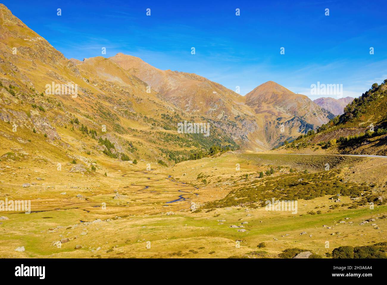 Vue sur les pâturages de la vallée de l'Arcalis qui présentent des couleurs ocre au milieu de l'automne.Arcalis, Andorre Banque D'Images