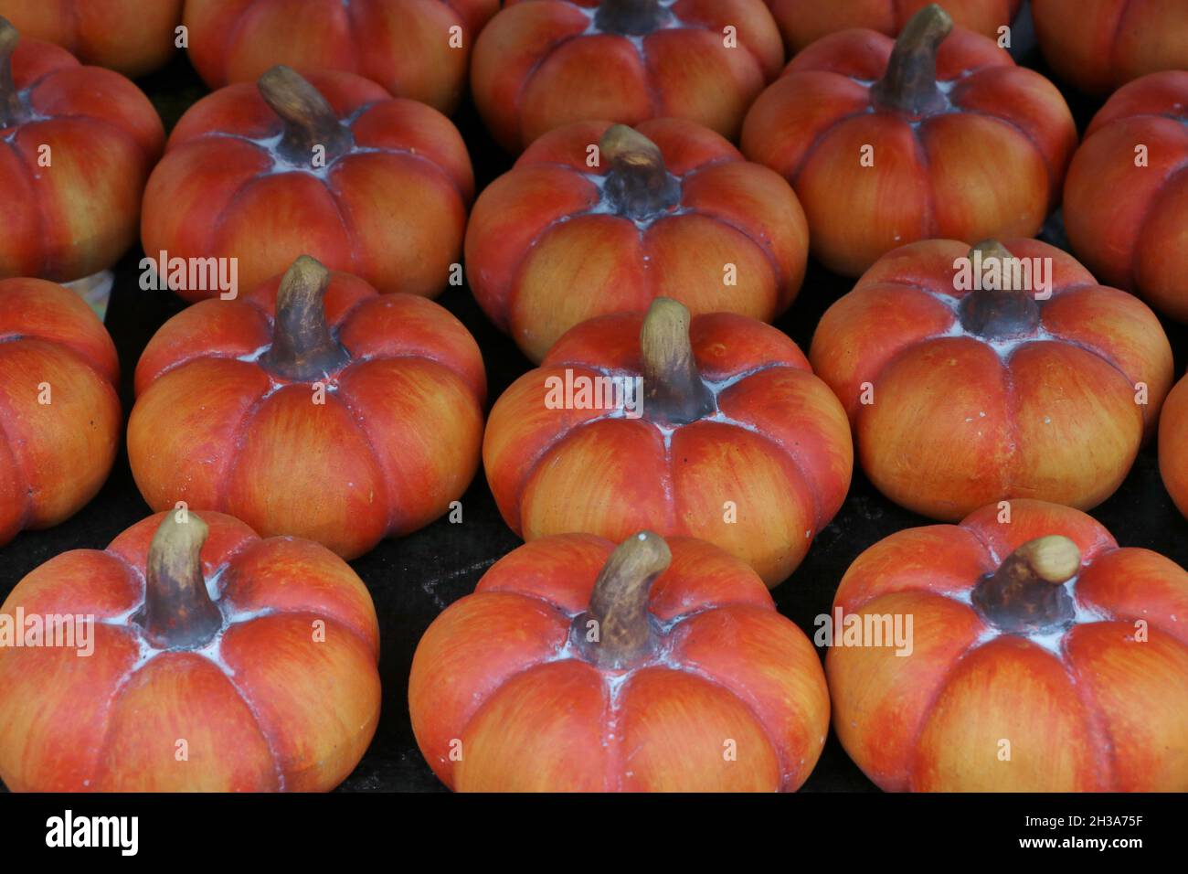 Rangées de citrouilles en pierre pour les décorations d'automne et d'Halloween en magasin Banque D'Images