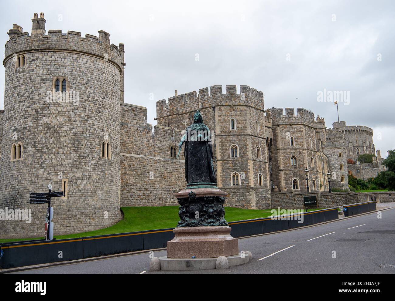 Windsor, Berkshire, Royaume-Uni.27 octobre 2021.Sa Majesté la Reine travaillait de nouveau aujourd'hui au château de Windsor après son récent séjour d'une nuit à l'hôpital.La reine Elizabeth II n'assistera pas à la conférence climatique COP26 à Glasgow pour organiser un dîner suite à un avis médical lui permettant de se reposer.Sa Majesté enregistrera plutôt un message aux dirigeants du monde plus tard cette semaine en prévision de la conférence COP26 la semaine prochaine.Crédit : Maureen McLean/Alay Live News Banque D'Images