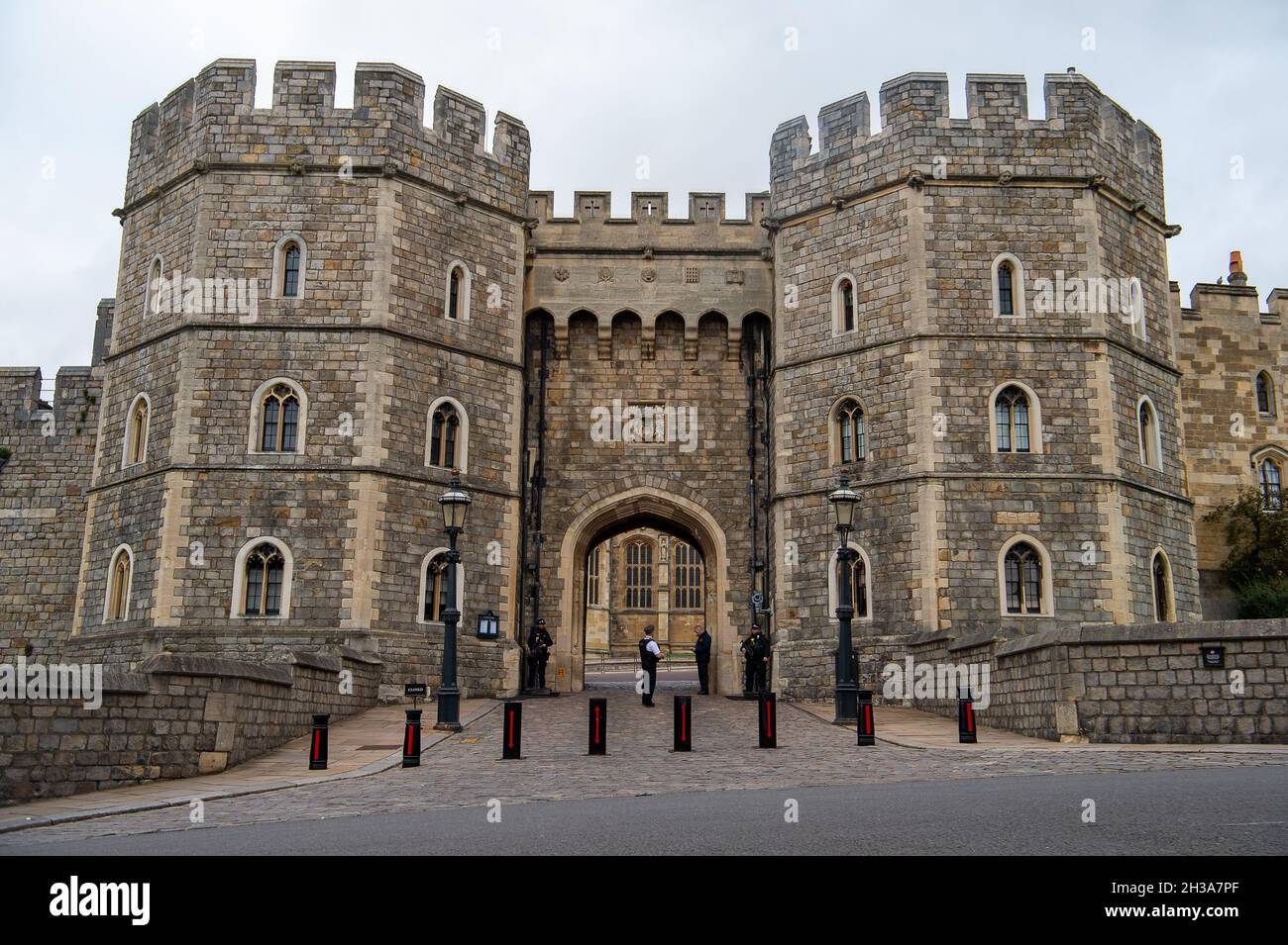Windsor, Berkshire, Royaume-Uni.27 octobre 2021.Sa Majesté la Reine travaillait de nouveau aujourd'hui au château de Windsor après son récent séjour d'une nuit à l'hôpital.La reine Elizabeth II n'assistera pas à la conférence climatique COP26 à Glasgow pour organiser un dîner suite à un avis médical lui permettant de se reposer.Sa Majesté enregistrera plutôt un message aux dirigeants du monde plus tard cette semaine en prévision de la conférence COP26 la semaine prochaine.Crédit : Maureen McLean/Alay Live News Banque D'Images