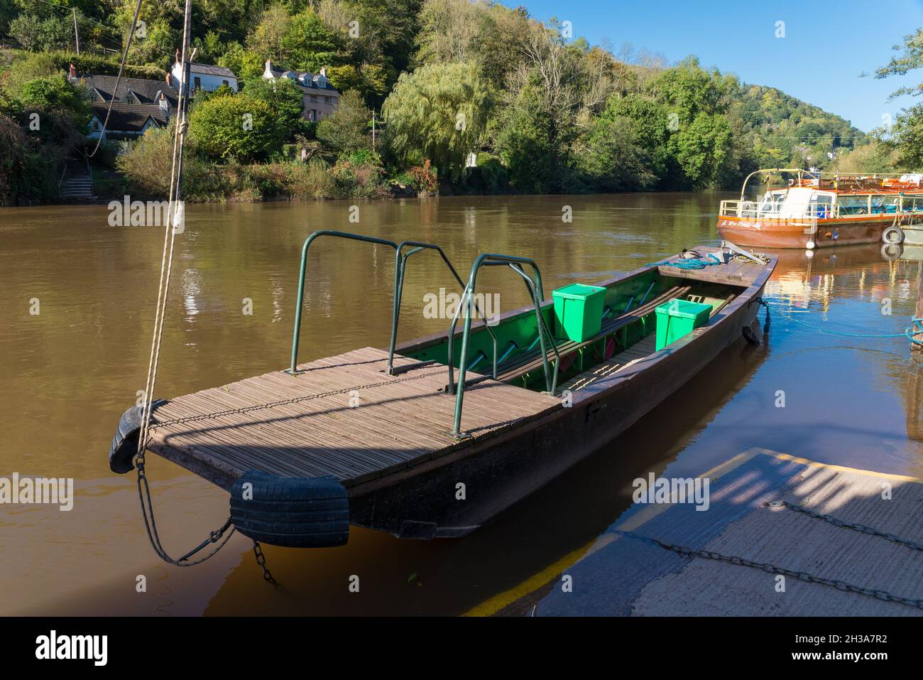 Le ferry à main à Symonds Yat, un petit village qui chevauche la rivière Wye dans le Herefordshire transporte des passagers de l'autre côté de la rivière Banque D'Images