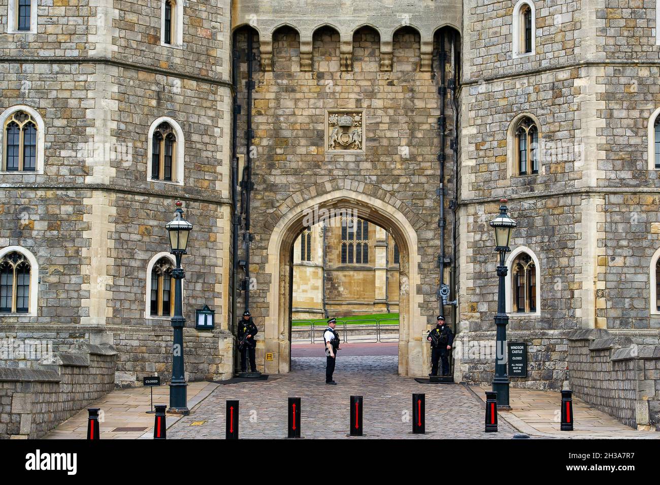 Windsor, Berkshire, Royaume-Uni.27 octobre 2021.Sa Majesté la Reine travaillait de nouveau aujourd'hui au château de Windsor après son récent séjour d'une nuit à l'hôpital.La reine Elizabeth II n'assistera pas à la conférence climatique COP26 à Glasgow pour organiser un dîner suite à un avis médical lui permettant de se reposer.Sa Majesté enregistrera plutôt un message aux dirigeants du monde plus tard cette semaine en prévision de la conférence COP26 la semaine prochaine.Crédit : Maureen McLean/Alay Live News Banque D'Images