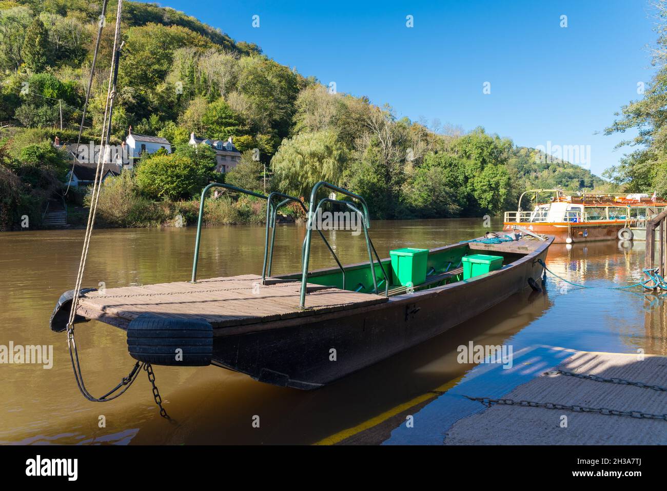 Le ferry à main à Symonds Yat, un petit village qui chevauche la rivière Wye dans le Herefordshire transporte des passagers de l'autre côté de la rivière Banque D'Images