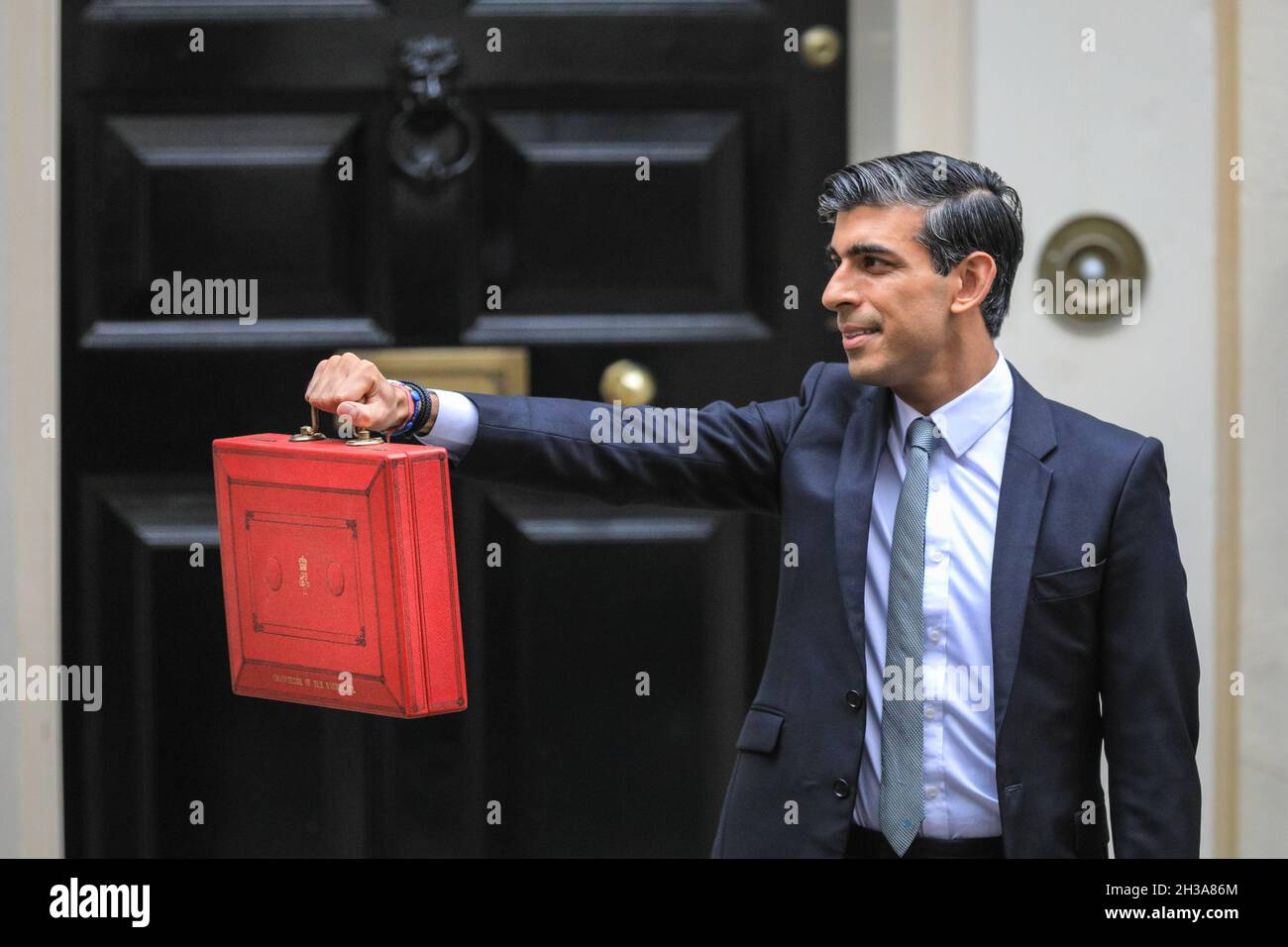 Westminster, Londres, Royaume-Uni, 27 octobre 2021.Rishi Sunak, chancelier de l’Échiquier, pose devant le 11 Downing Street avec l’emblématique encadré rouge le jour du budget.Credit: Imagetraceur/Alamy Live News Banque D'Images