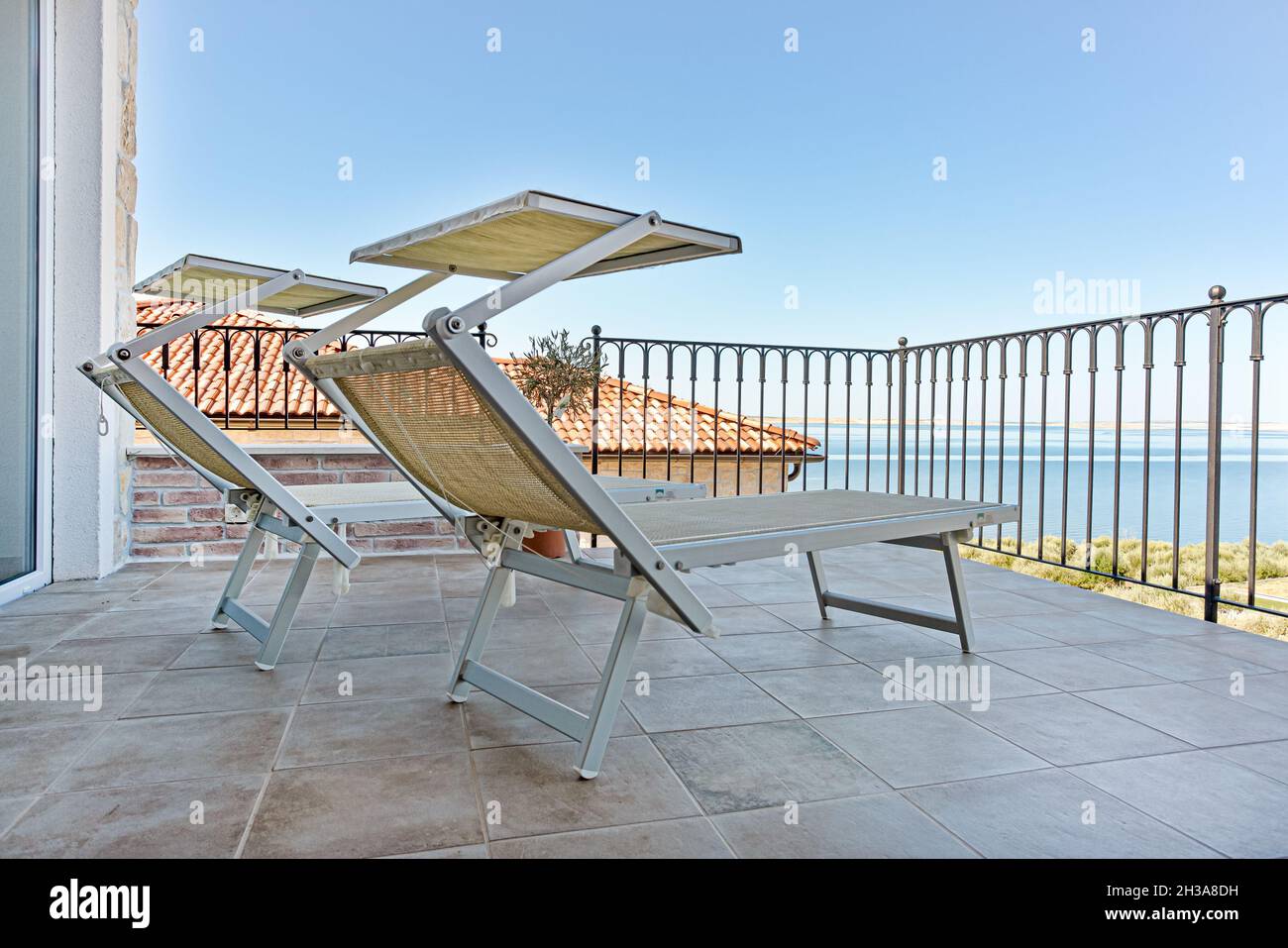 Terrasse avec deux chaises longues dans l'appartement de location Banque D'Images