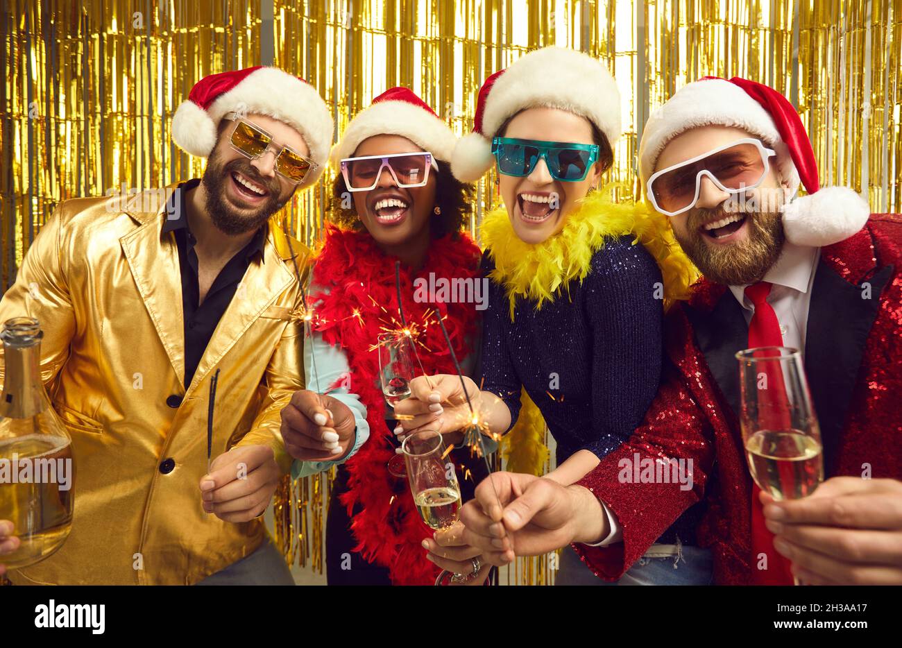 Joyeux équipe d'amis appréciez la nuit de noël célébrez Noël noël noël noël Noël donner du pain grillé Banque D'Images