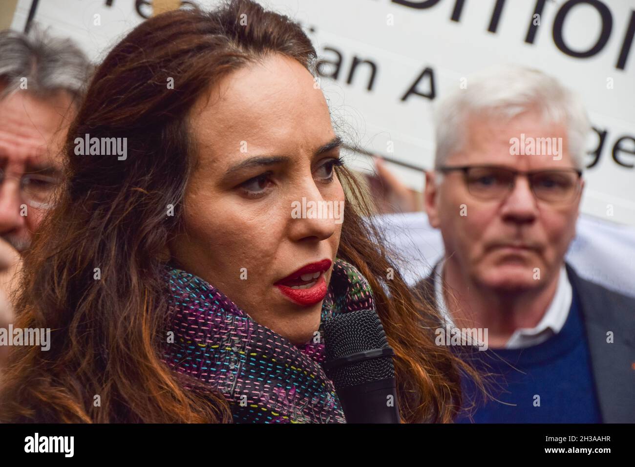 Londres, Royaume-Uni.27 octobre 2021.Stella Moris, partenaire de Julian Assange, s'adresse à la presse devant les cours royales de justice avant l'audience.Le gouvernement américain fait appel contre la décision de ne pas extrader le fondateur de WikiLeaks.Credit: Vuk Valcic / Alamy Live News Banque D'Images