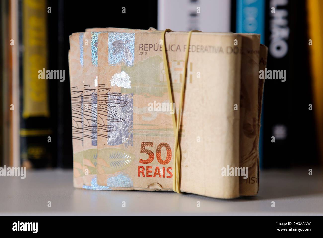 Brésil argent empilé et groupé - plusieurs billets réels brésiliens dans le groupe de caoutchouc Banque D'Images