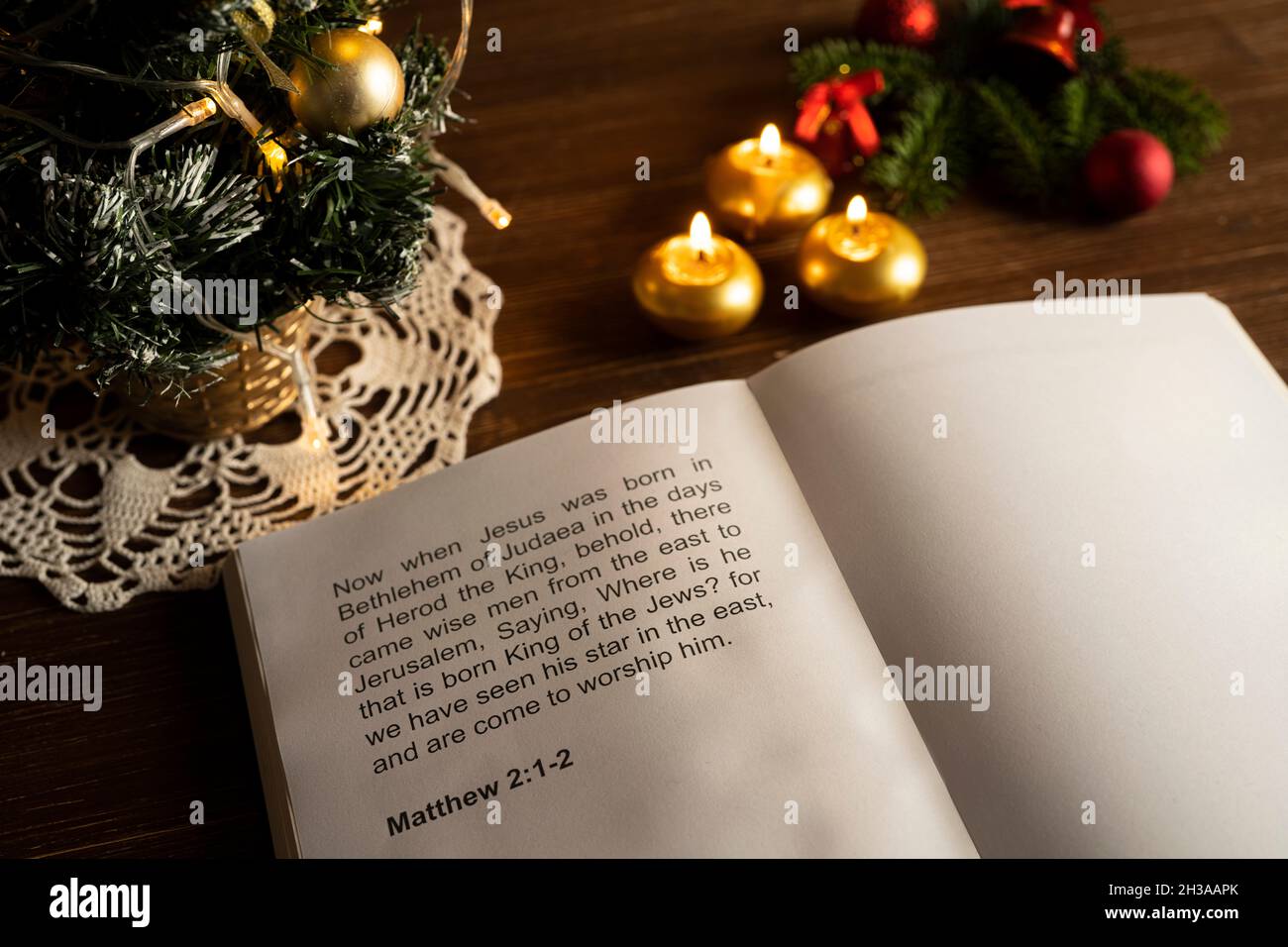 Verset de la bible de Noël avec des bougies sur le fond Banque D'Images