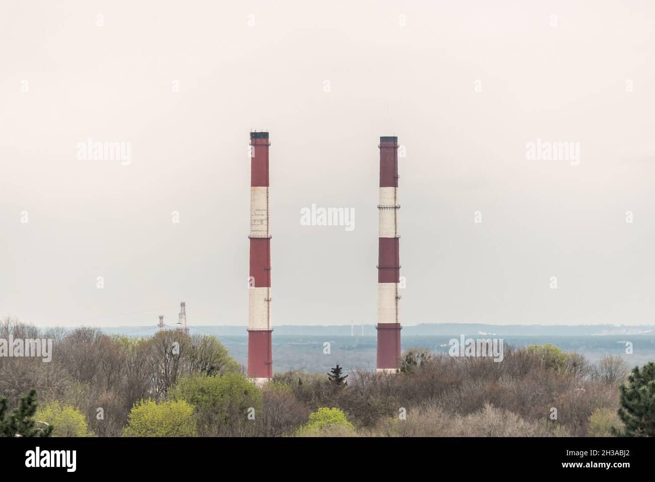 Deux cheminées sur fond de ciel.Concept de pollution de l'air de l'industrie. Banque D'Images