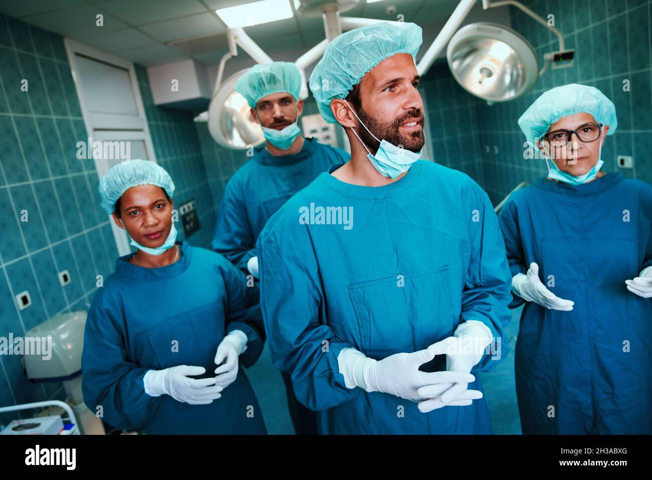 Médecins préparant l'opération chirurgicale à l'hôpital. Concept de médecine de la santé Banque D'Images Médecins préparant l'opération chirurgicale à l'hôpital. Concept de médecine de la santé Banque D'Images