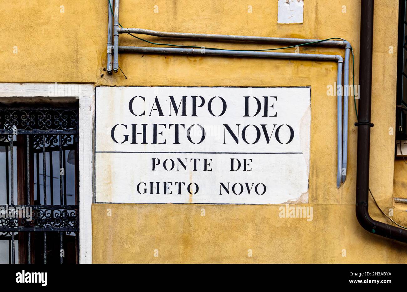 29 septembre 2017 - Venise, Vénétie, Italie : Campo et ponte Ghetto Novo, plaque de rue sur le mur dans le quartier juif de Venise Banque D'Images