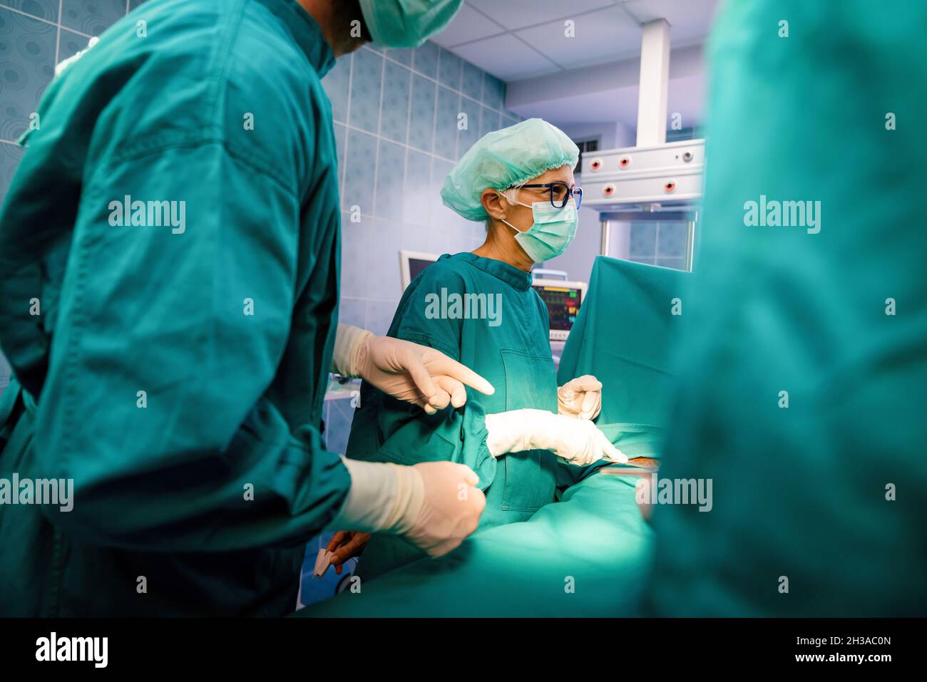 Groupe de chirurgiens au travail dans la salle d'opération de l'hôpital Banque D'Images Groupe de chirurgiens au travail dans la salle d'opération de l'hôpital Banque D'Images