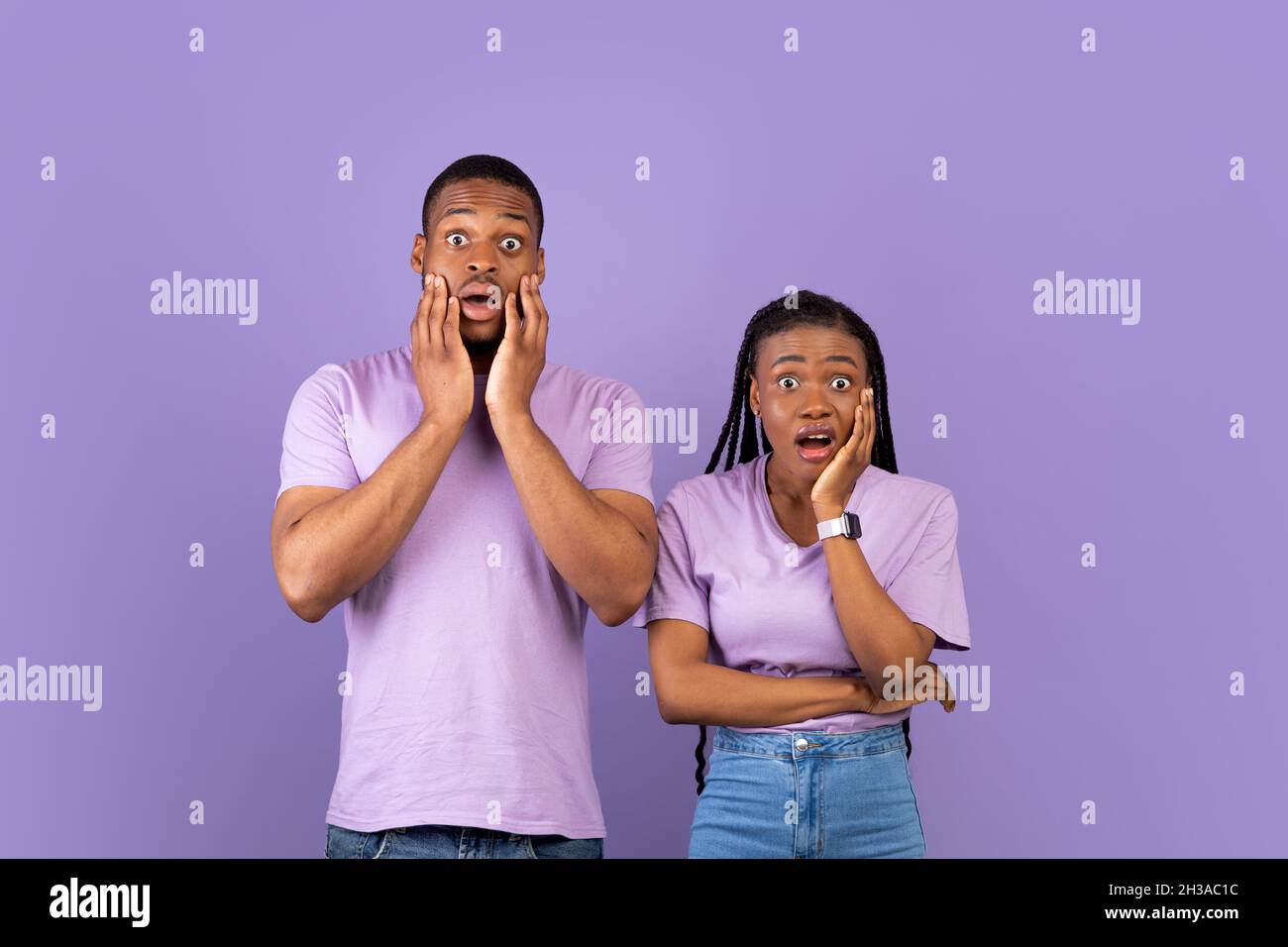 Peur choqué couple afro-américain regardant la caméra Banque D'Images