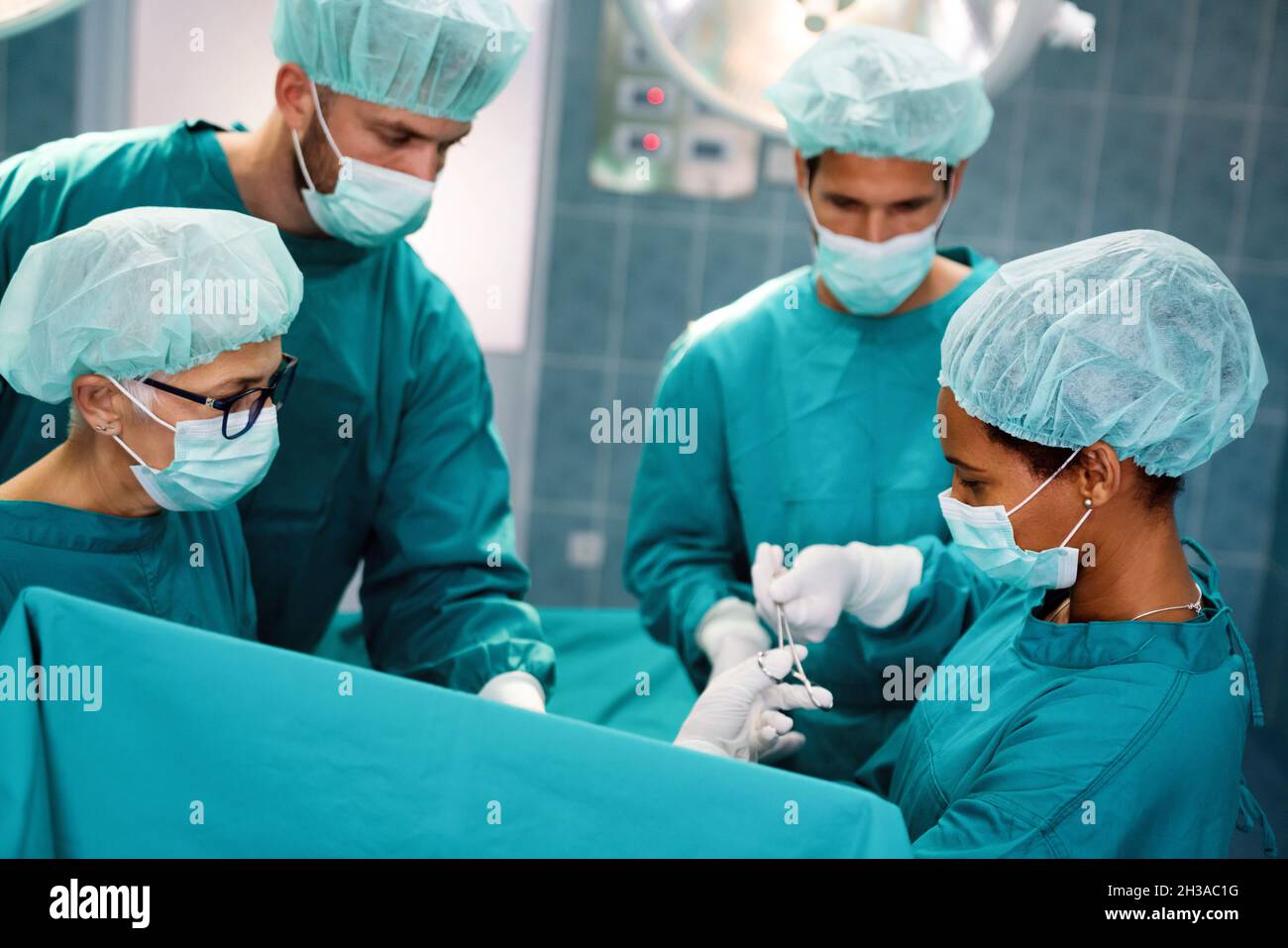 Groupe de chirurgiens au travail dans la salle d'opération de l'hôpital Banque D'Images Groupe de chirurgiens au travail dans la salle d'opération de l'hôpital Banque D'Images