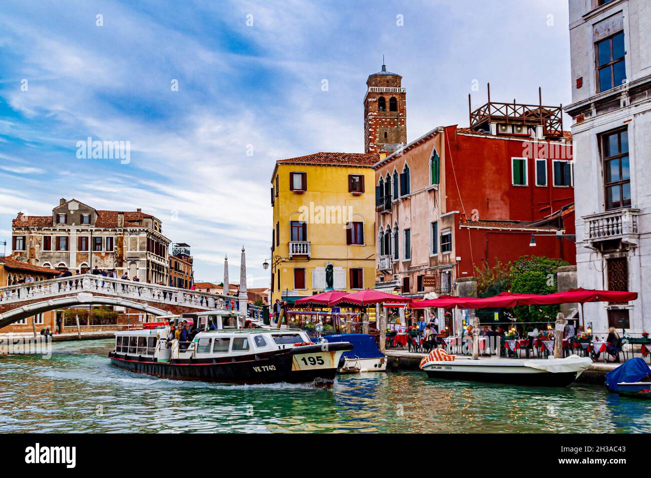 29 septembre 2017 - Venise, Vénétie, Italie: Vaporetto Venise bateau-bus avec des passagers à proximité sur le Grand Canal, près de Ferrovia. Banque D'Images